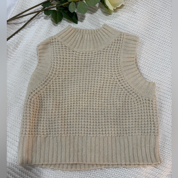 Jessica Simpson Cream Sleeveless Turtleneck Sweater - Picture 1 of 5
